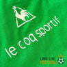 Logo Le Coq Sportif blanc sur maillot rétro ASSE vert 1975-76