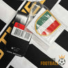 Étiquette neuve et écusson italien sur le maillot Juve