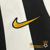 Logo Nike brodé doré sur le maillot de la Juventus