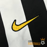 Logo Nike brodé en fil doré sur le maillot de la Juve

