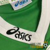 Zoom sur le col blanc avec logo Asics brodé en noir et étiquette de taille