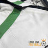 Zoom sur la micro-tâche du maillot ASSE 2002/2003 près de la bande verte