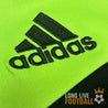 Logo Adidas brodé en noir sur fond vert fluo