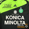 Partie centrale avec logo Adidas, écusson ASSE et flocage Konica Minolta