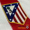 Écusson brodé de l'Atlético de Madrid sur maillot domicile 1998-1999, fond rayé rouge et blanc