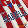 Sponsor MARBELLA et logo Reebok sur la face avant du maillot domicile Atlético 98-99