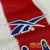 Logo Reebok brodé en bleu sur le tissu rayé du maillot domicile Atlético Madrid 98-99