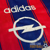 Zoom sur le logo Opel et Adidas du maillot Bayern Munich 95-97