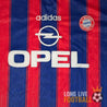 Maillot domicile vintage Bayern Munich 1995-1997 à rayures rouges et bleues avec sponsor Opel