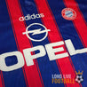 Zoom sur le logo Opel brodé au centre du maillot Bayern Munich 95-97
