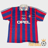Maillot domicile vintage Bayern Munich 1995-1997 à rayures rouges et bleues avec sponsor Opel
