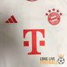 Détail du logo du Bayern Munich brodé et du sponsor T-Mobile sur le maillot domicile 2023-2024