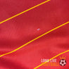 Détail du maillot Espagne 2006 avec un petit accroc sur le tissu rouge