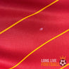 Détail du maillot Espagne 2006 avec un petit accroc sur le tissu rouge