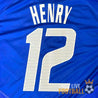 Flocage HENRY 12 sur maillot de l’équipe de France 2004 – lettrage blanc perforé sur fond bleu