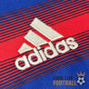 Logo Adidas brodé sur la bande rouge du maillot France Euro 2004 