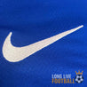 Zoom sur le swoosh Nike brodé en blanc sur le maillot France 2024