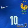 Zoom sur la matière texturée et les motifs du maillot France 2024 Mbappé