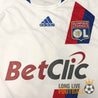 Sponsor BetClic et bandes rouges et bleues verticales