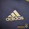 Logo Adidas brodé en blanc sur la partie marine du maillot de l’OM 2000-2001