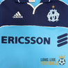 Zoom sur la poitrine du maillot de l'OM 2000-2001 avec logo Adidas et blason brodé