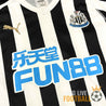 Zoom sur le maillot Newcastle 2018-2019 avec blason brodé et logo Fun88 en bleu