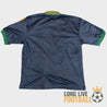 Vue de dos du maillot extérieur vintage Adidas de Newcastle United, avec bords de manches verts et col contrastant
