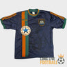 Maillot extérieur vintage de Newcastle United des années 1990 dans son intégralité, avec bandes verte et orange, sponsor Brown Ale et écusson brodé