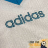 Logo Adidas brodé en bleu ciel sur le maillot de l’OM 1996-1997