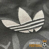Gros plan sur le logo Adidas Originals en trèfle brodé sur le maillot Real Madrid 2024
