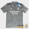 Face avant complète du maillot Real Madrid 2024 avec logo Adidas Trèfle, écusson du club et sponsor Emirates Fly Better