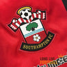 Écusson brodé Southampton FC sur tissu rouge brillant avec contours noirs